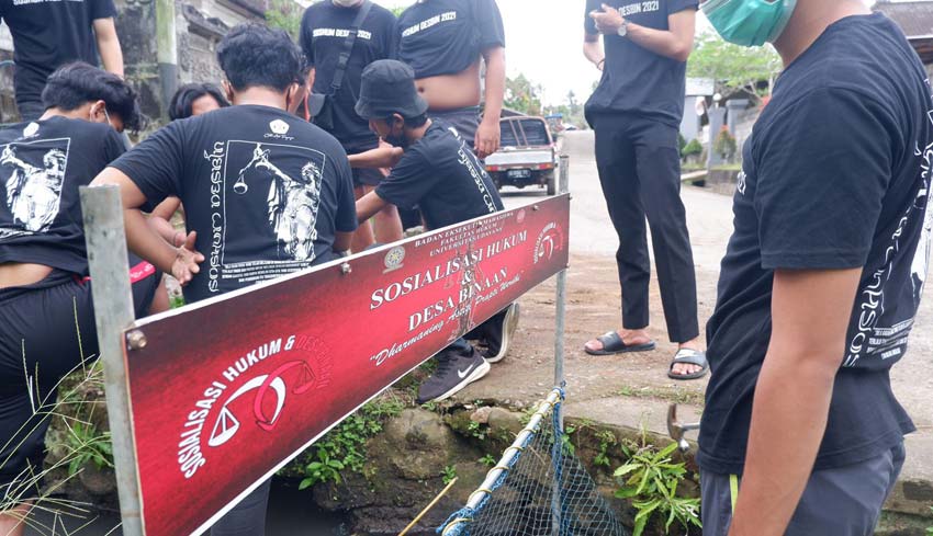 Nusabali Bem Fh Unud Pasang Jaring Sampah Di Desa Ole Tabanan