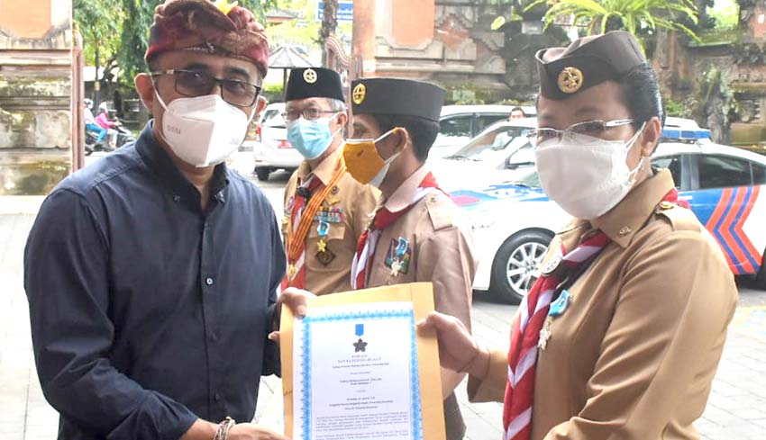 NUSABALI Walikota Jaya Negara Serahkan Penghargaan Lencana Panca