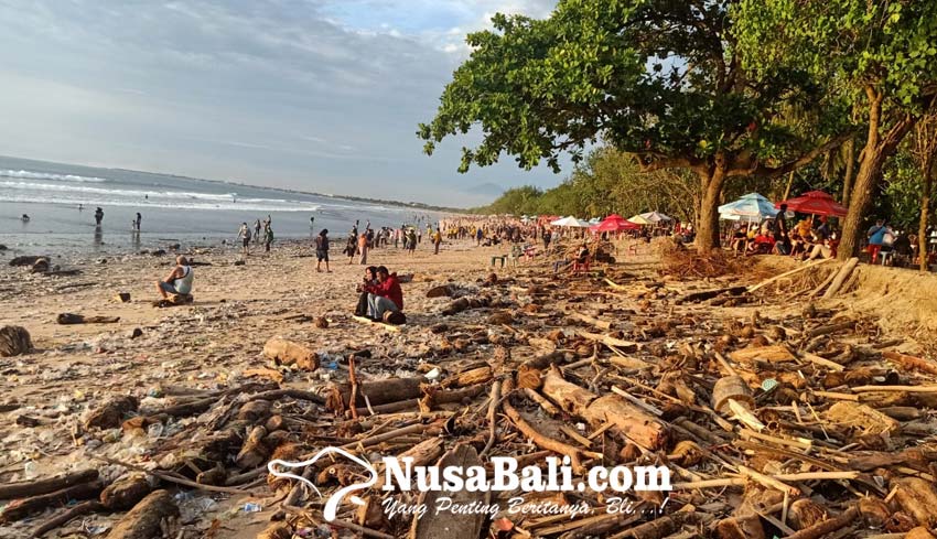 Nusabali Abrasi Sampah Kiriman Di Pantai Kuta Kian Parah