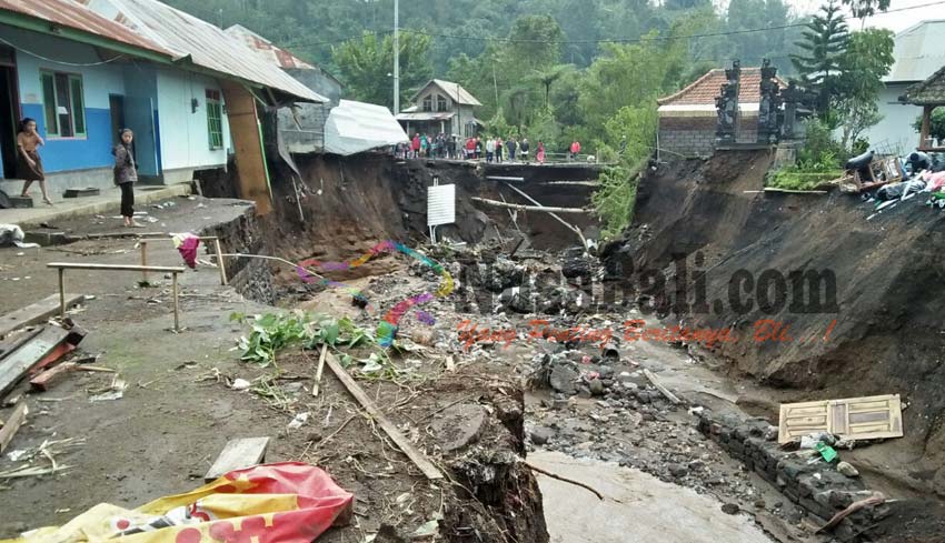 Nusabali Candikuning Banjir Kk Terisolasi