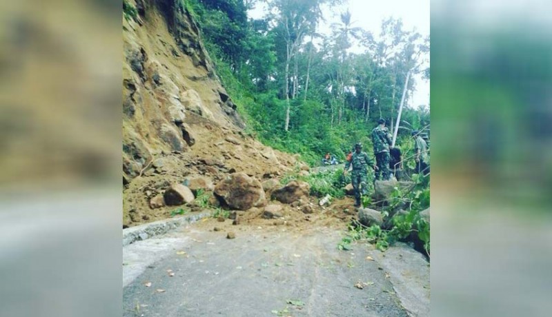 www.nusabali.com-longsor-tutup-jalan-bukit-abah