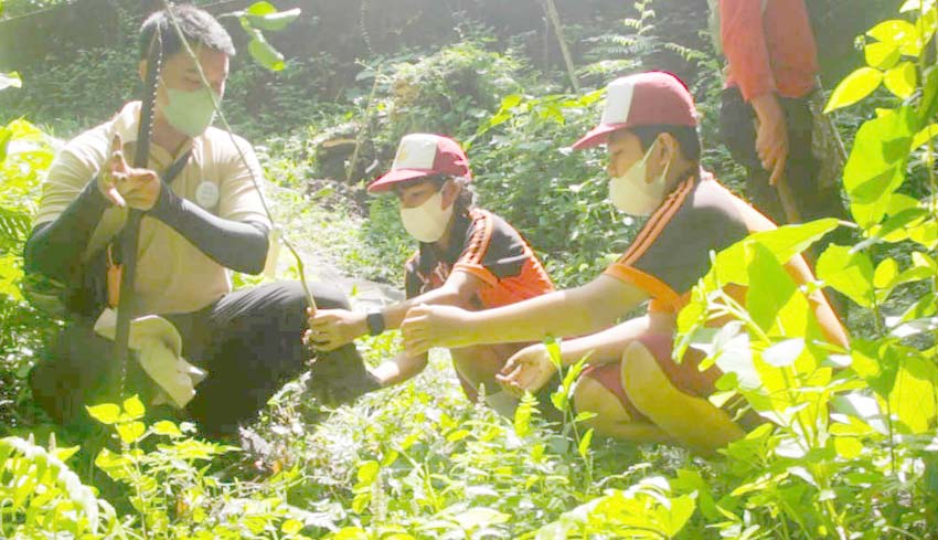 NUSABALI Hari Hutan Sedunia Siswa SD Tanam Pohon Di Hutan Belajar