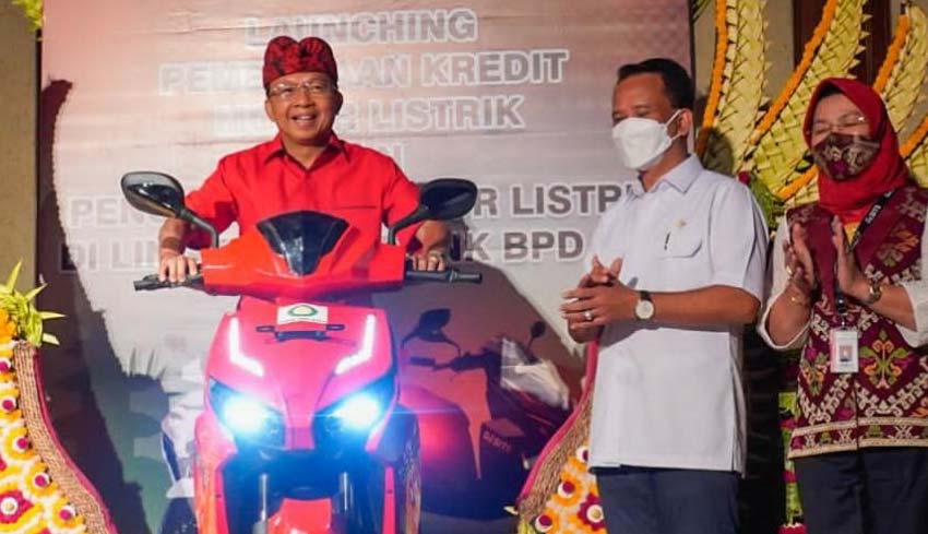 Nusabali Pegawai Bpd Bali Diajak Gunakan Kendaraan Bermotor Listrik