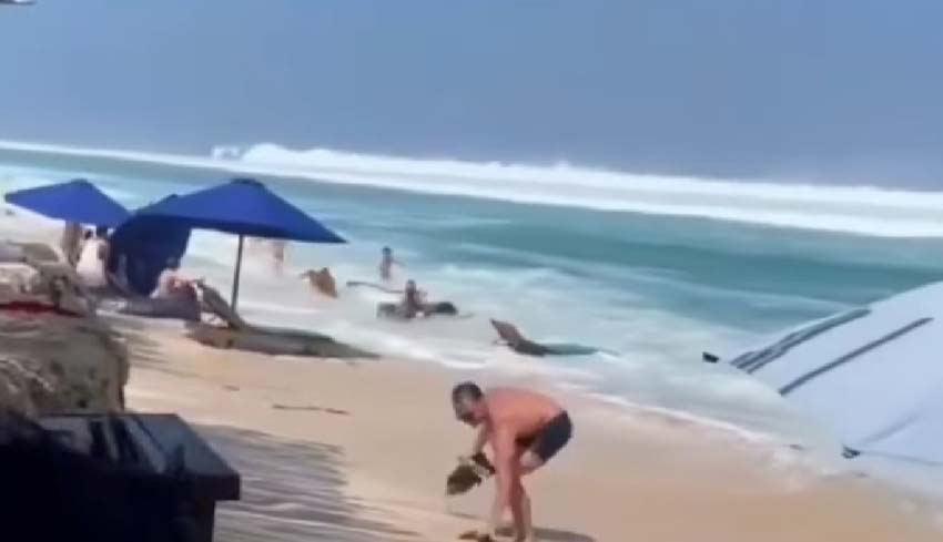 NUSABALI Gelombang Tinggi Terjang Pantai Melasti