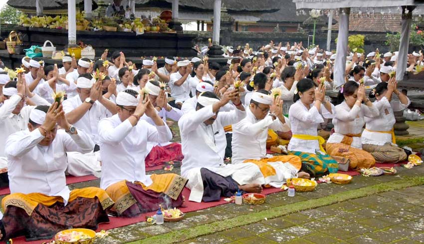 NUSABALI Pemkot Denpasar Ngaturang Bakti Di Pura Pengubengan Besakih