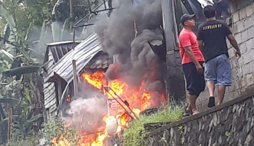 Nusabali Siang Bolong Gudang Rongsokan Ludes Terbakar