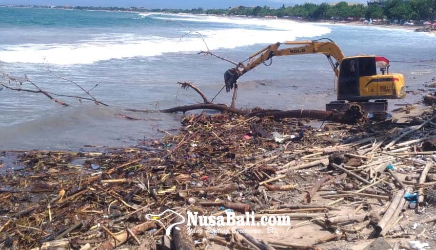 NUSABALI Sampah Kiriman Serbu Pantai Kuta