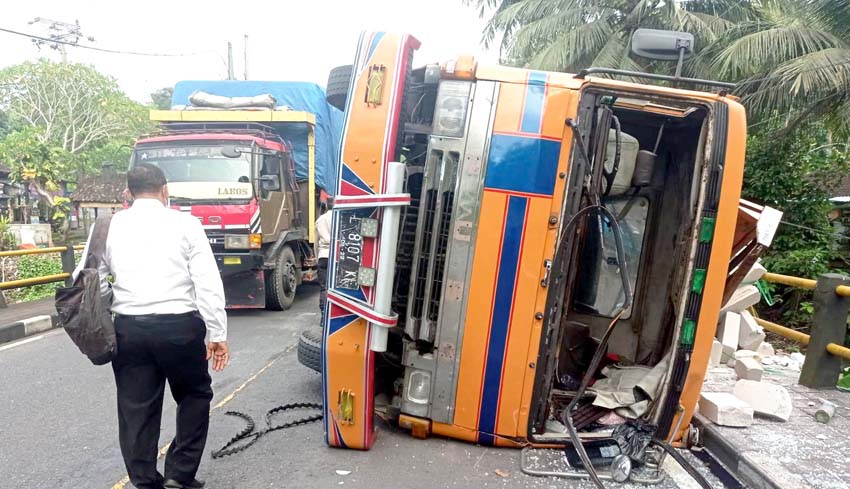 Nusabali Rem Blong Truk Tabrak Pembatas Jembatan