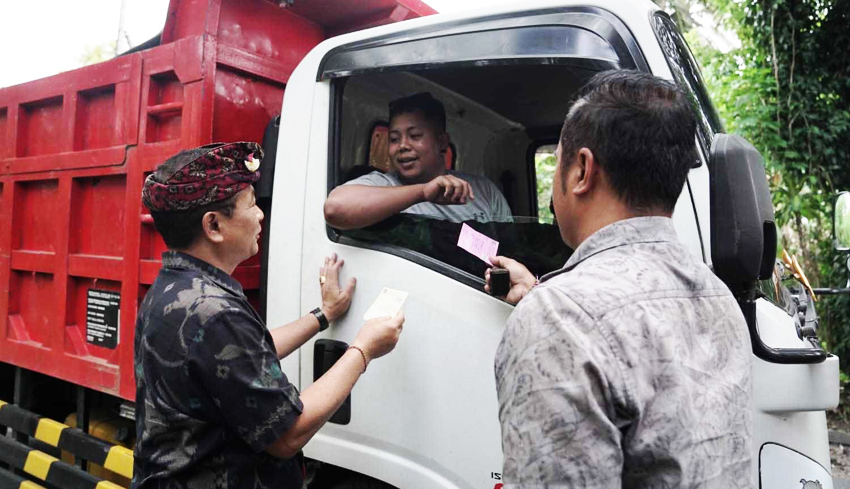 NUSABALI Bupati Gede Dana Cek Faktur Galian C