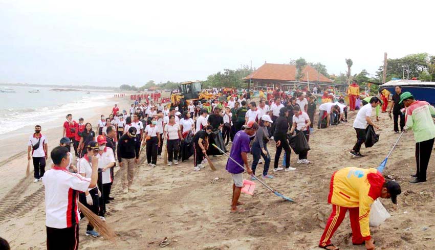 NUSABALI Korpri Badung Kumpulkan 26 Ton Sampah Di Pantai Jerman