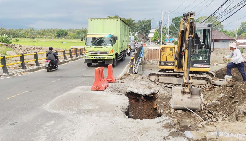 NUSABALI Jalan Jebol Dicor Beton