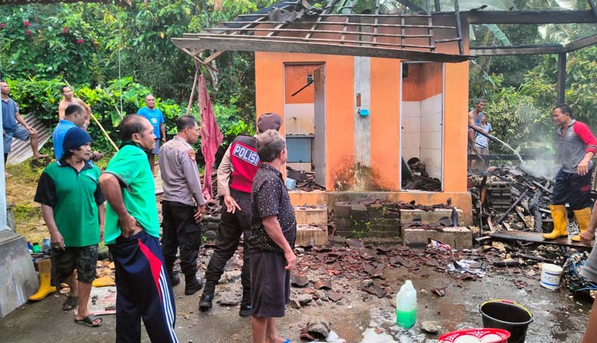 NUSABALI Rumah Kosong Gudang Kayu Terbakar