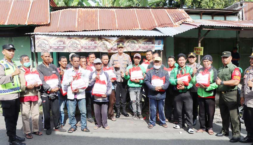 Nusabali Polres Buleleng Bagi Sembako Ke Tukang Ojek