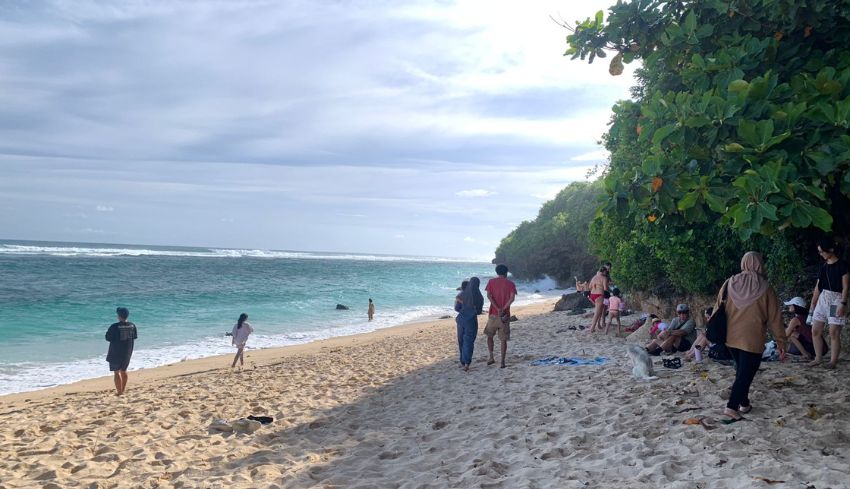 NUSABALI Wisatawan Pantai Gunung Payung Naik Tiga Kali Lipat