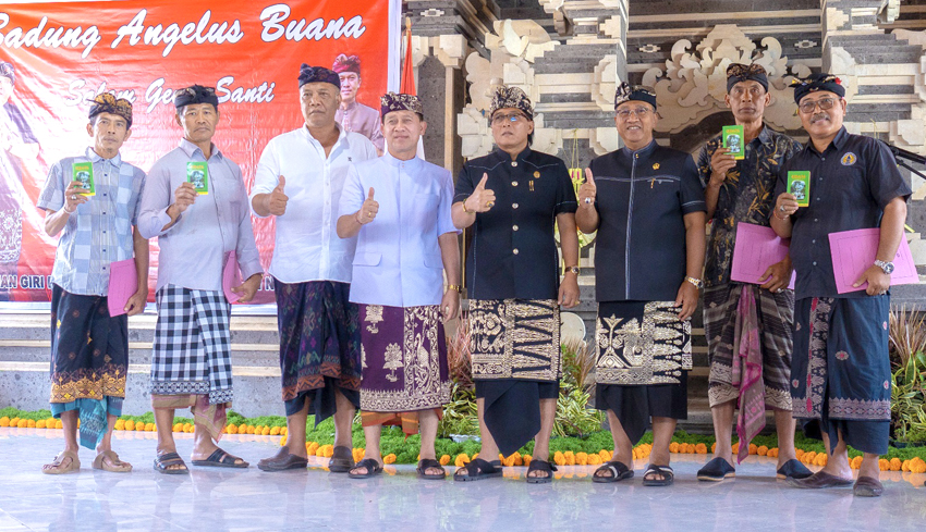 NUSABALI Bupati Serahkan Hibah Dan BKK Rp 105 M Kepada Pemkab