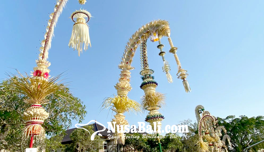 Nusabali Persiapan Lomba Menghias Penjor