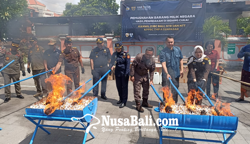 Nusabali Bea Cukai Bakar Juta Batang Rokok Ilegal