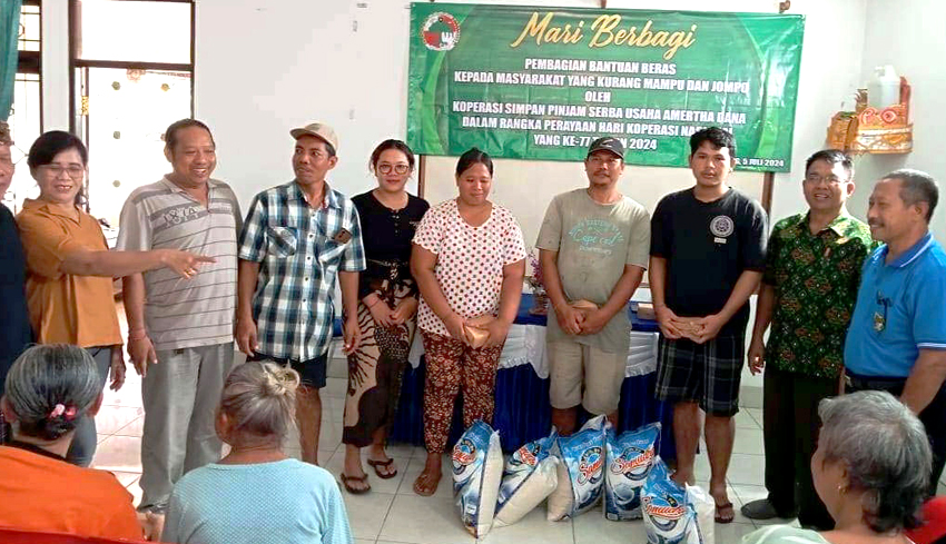 Nusabali Gerakan Koperasi Bagikan Ton Beras