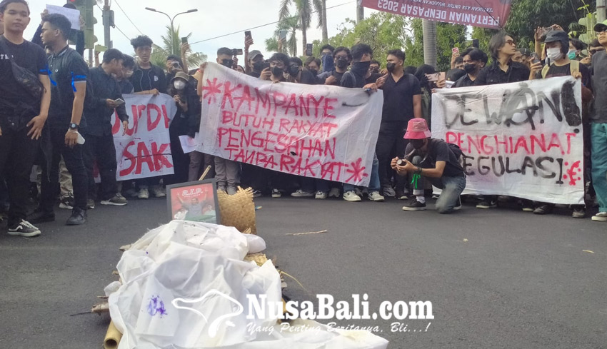 Nusabali Mahasiswa Di Bali Turun Ke Jalan Kawal Putusan Mk