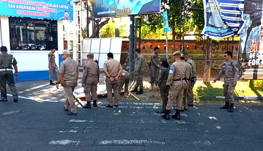 NUSABALI Satpol PP Turunkan Baliho Bakal Calon Yang Gagal Maju