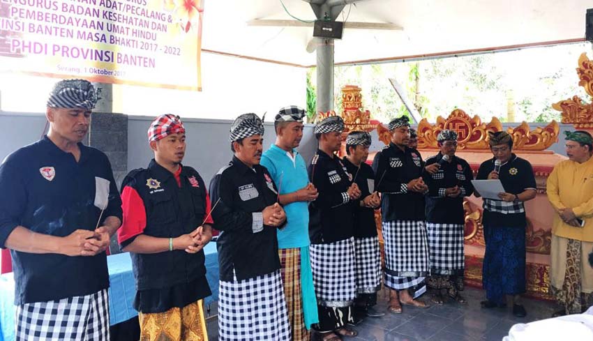 Nusabali Phdi Banten Lantik Pengurus Pecalang