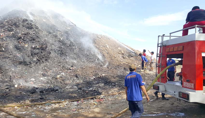 NUSABALI Gunung Sampah TPA Bengkala Terbakar