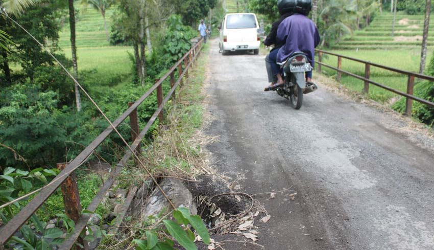 Nusabali Jembatan Penghubung Rejasa Pesagi Jebol