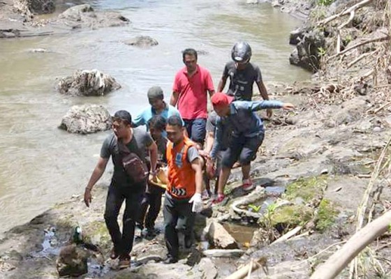 Nusabali.com - korban-lompat-ke-tukad-ayung-dengan-baju-terbakar