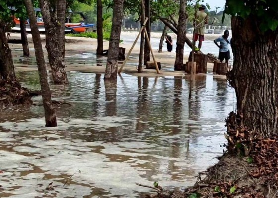 Nusabali.com - air-laut-pantai-kuta-meluber-hingga-ke-jalan