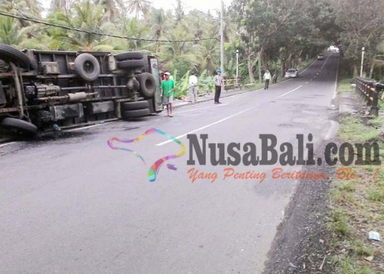 Nusabali.com - truk-box-nyaris-terjun-ke-sungai