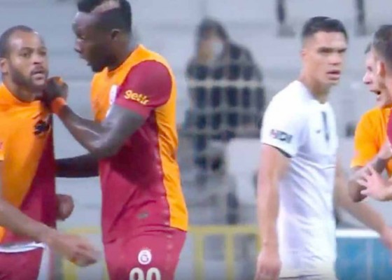 Nusabali.com - pukuli-teman-sendiri-pemain-galatasaray-dikartu-merah