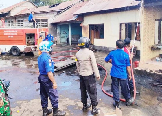 Nusabali.com - diduga-korsleting-rumah-di-sawan-ludes-terbakar