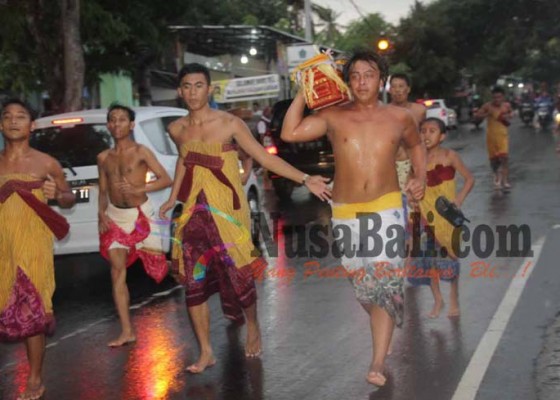 Nusabali.com - ritual-mabiasa-diguyur-hujan