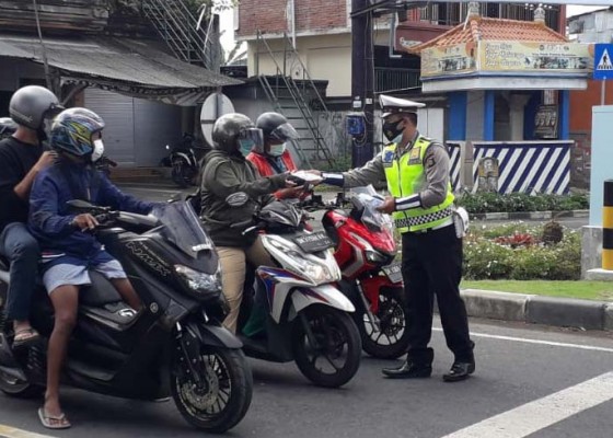 Nusabali.com - polres-gianyar-atensi-prokes-di-simpang-buruan-blahbatuh