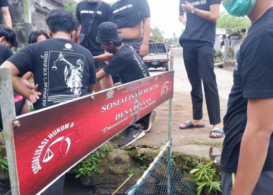 Nusabali.com - bem-fh-unud-pasang-jaring-sampah-di-desa-ole-tabanan