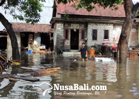 Nusabali.com - sungai-candigara-meluap-puluhan-rumah-di-kusamba-terendam-banjir