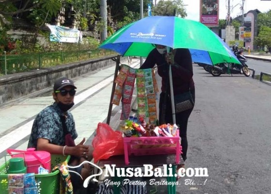 Nusabali.com - baru-dua-pedagang-berjualan-di-kantong-parkir-kuta