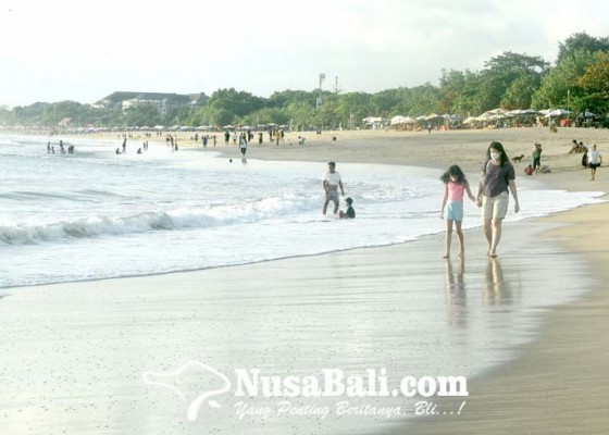 Nusabali.com - akhir-pekan-pengunjung-pantai-kuta-membeludak