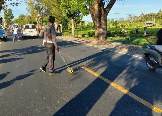 Nusabali.com - jalan-berlubang-makan-korban-pemotor-tewas-ditabrak-truk