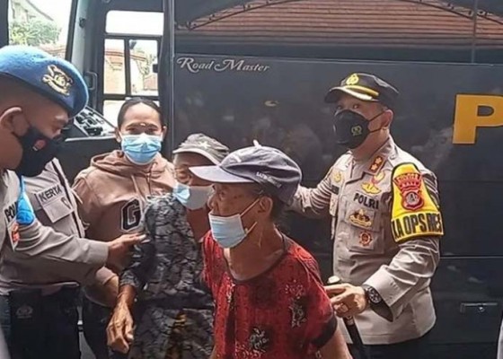 Nusabali.com - polres-gianyar-jemput-puluhan-lansia-desa-keramas-untuk-vaksinasi-covid-19