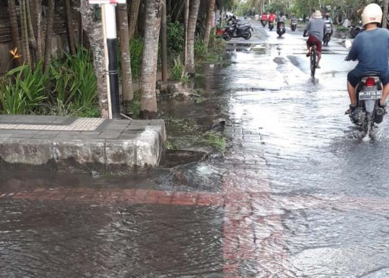 Nusabali.com - hujan-banjir-kerap-meluber-ke-jalan