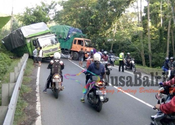 Nusabali.com - tak-kuat-nanjak-di-samsam-2-truk-nyaris-terperosok-ke-jurang