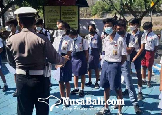 Nusabali.com - kapolsek-kubu-briefing-puluhan-siswa-tanpa-helm