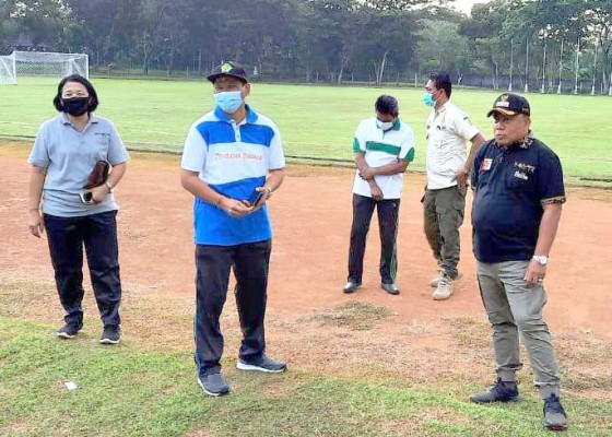 Nusabali.com - jelang-perguliran-grup-a-liga-3-bali-bupati-tamba-cek-stadion-pecangakan