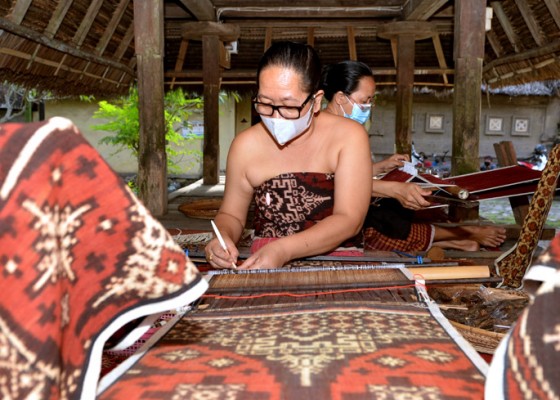 Nusabali.com - balinese-endek-and-gringsing-stand-out-on-national-batik-day