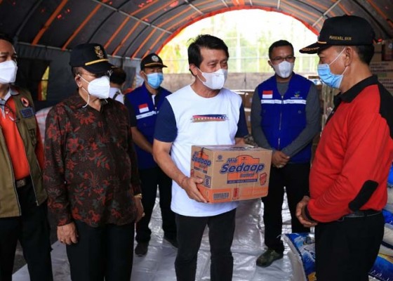 Nusabali.com - bupati-suwirta-serahkan-bantuan-beras-25-ton