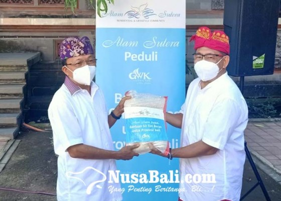 Nusabali.com - gubernur-bali-terima-50-ton-beras-dari-gwk