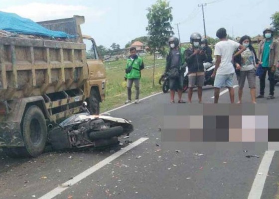 Nusabali.com - mahasiswa-tewas-setelah-motornya-tabrak-truk