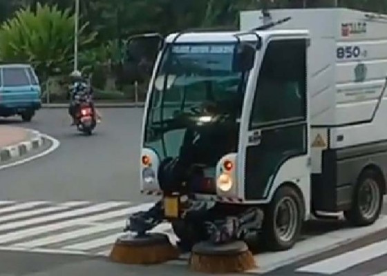 Nusabali.com - road-sweeper-dlhk-kota-denpasar-ubah-jam-operasional