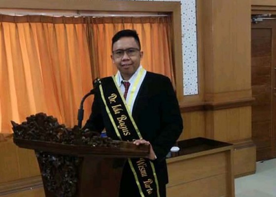 Nusabali.com - raih-gelar-doktor-linguistik-dengan-predikat-sangat-memuaskan